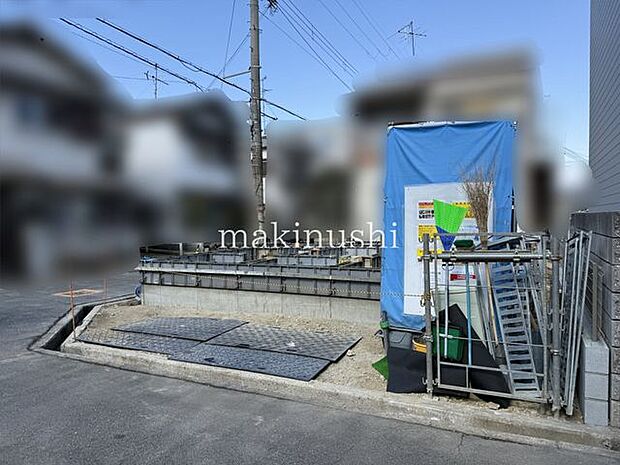 前面道路含む外観前面道路との高低差がないフラットな土地です