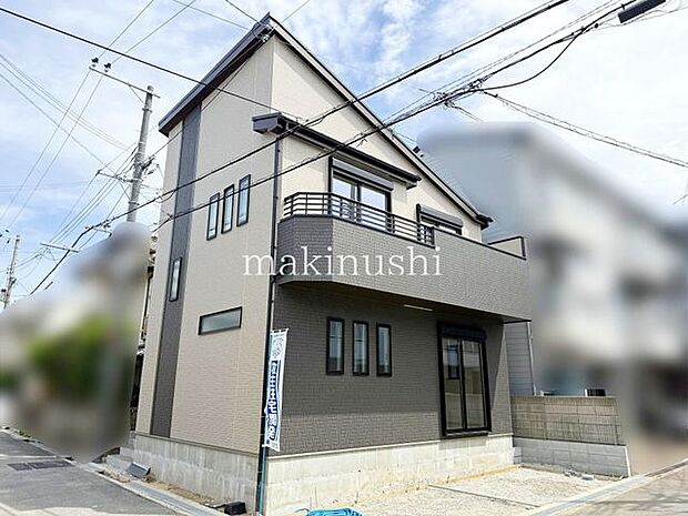 駐車所う前面道路との高低差が無く、日々の車の出し入れも安心です。