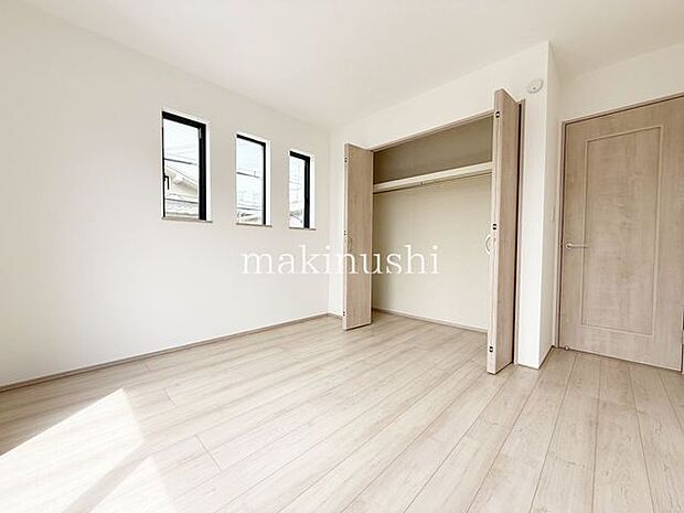 洋室約6.0帖の洋室白いクロスがシンプルな洋室はアレンジしやすいので住まう人のセンスの見せ所です。