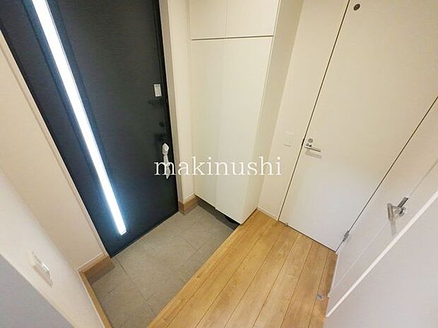 玄関新築でピカピカの玄関、お客様を迎えるのも嬉しくなりますね。