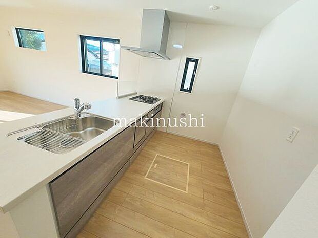 キッチン新しいお料理にチャレンジしたくなるピカピカのシステムキッチン