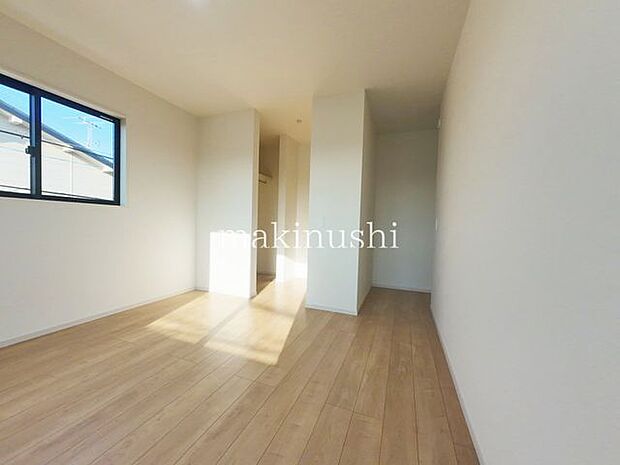 寝室両面から光を取り込むことが出来る洋室です。ご夫婦の寝室にいいかがでしょうか?