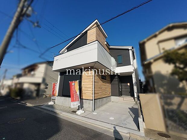 前面道路含む外観前面道路との高低差が無く、交通量も少ないので日々の車の出し入れも安心です。