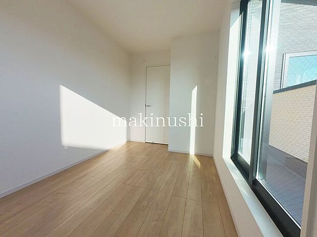 洋室約4.8帖二面採光のお部屋です