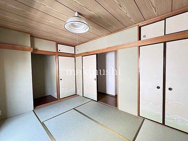 お子様のお昼寝や来客スペースにピッタリ♪たくさん収納できる押し入れ付き♪お部屋が片付き広く使えます♪