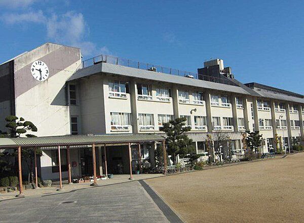 河内長野市立楠小学校 徒歩14分。 1100m