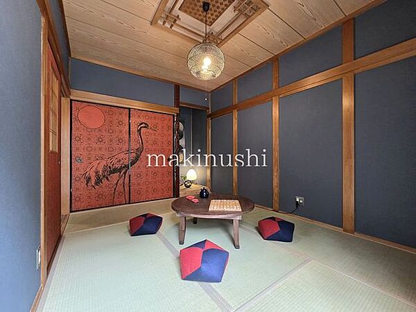 1階東側の6帖の和室♪床の間や襖がある、日本らしさを感じられる空間♪