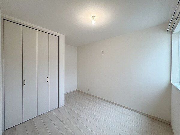 2階各居室にはクローゼットがあり、お洋服が整理できてお部屋が広く使えます♪