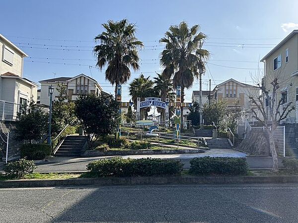 隣にはさくら坂南1号公園が♪緑豊かな住宅地で小さなお子様がいるご家族にも安心ですね♪