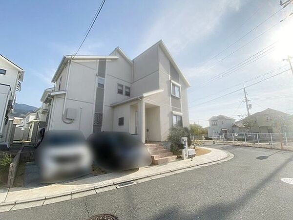 駐車は並列で2台可能です♪前道が広いので、駐車が苦手な方でも大丈夫です♪