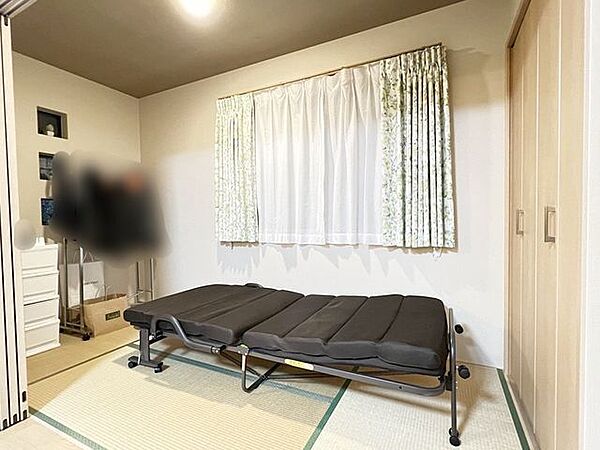 リビング横のお部屋は、お子様のお昼寝や来客スペースにもピッタリ♪