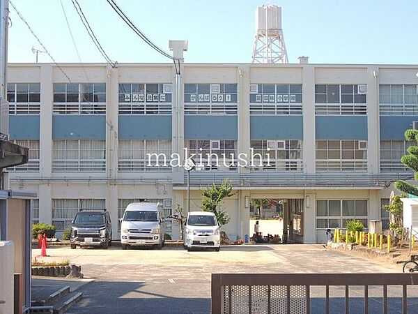 富田林市立富田林小学校 徒歩10分。 800m