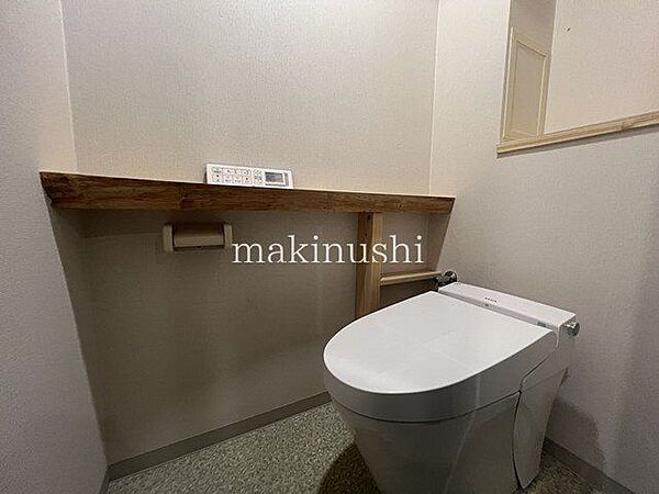 温水洗浄機能付き♪お掃除が楽なタンクレストイレです♪