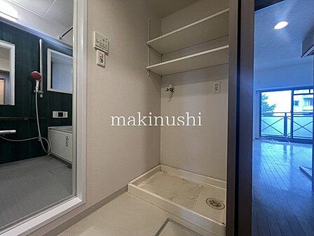 浴室横の洗面スペースには室内洗濯機置き場も完備♪