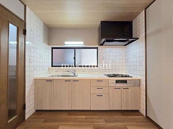 システムキッチンを新調しています♪温かみのある木目を採用♪