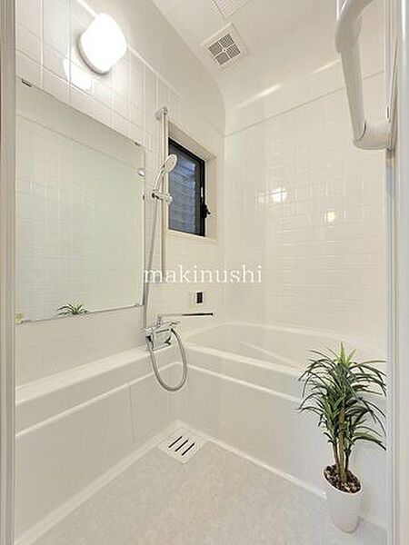 給湯器を新調しています♪オートバス機能付きなのでお湯があふれる心配がありません♪快適なバスタイムをお楽しみください♪
