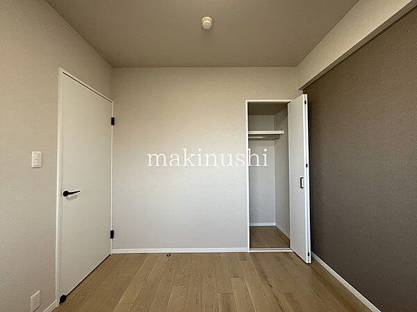 クローゼットがあり、お洋服が整理できてお部屋が広く使えます♪