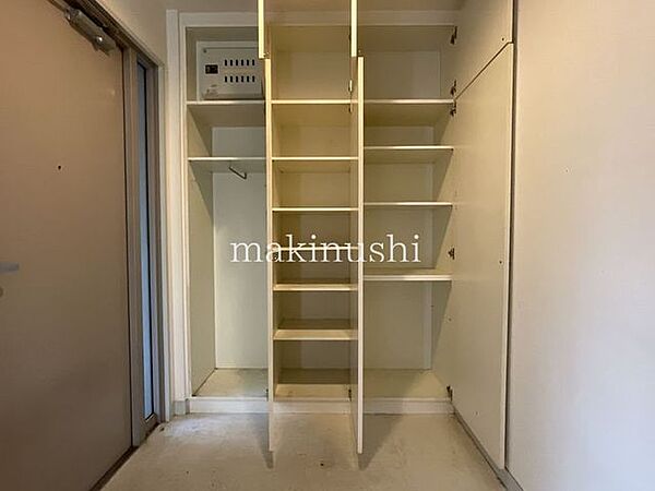 収納豊富な玄関収納付きなので、散らかりがちな玄関もスッキリ♪