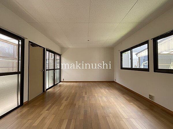 2面採光の洋室は、陽当り・通風良好です♪