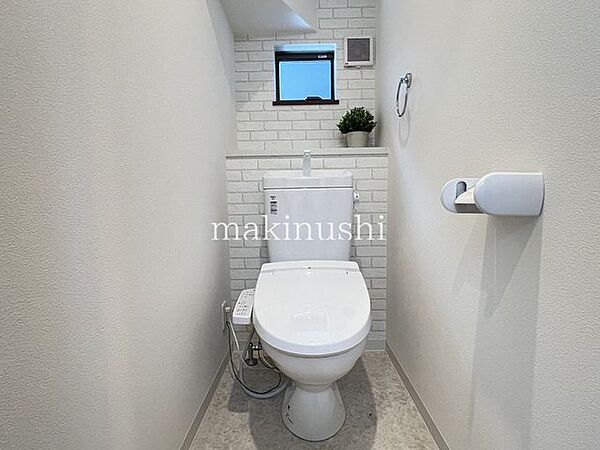 温水洗浄機能付き♪トイレは1階と2階にあるのでとても便利です♪