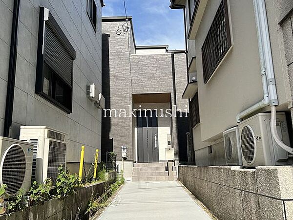 専用通路奥に玄関があります♪建物北側には駐車スペースがあります♪