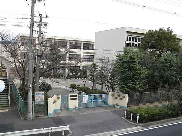 富田林市立久野喜台小学校 徒歩10分。 730m