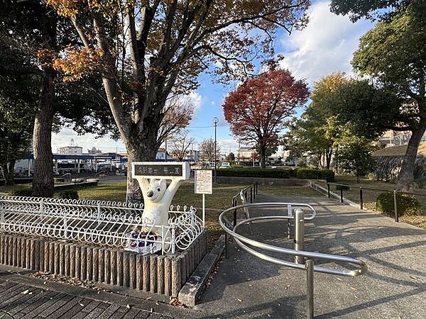 近くに公園があり、子育てに適した住環境です♪