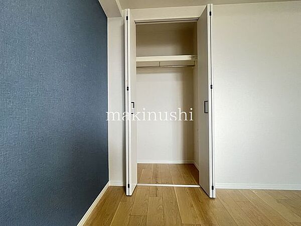 洋室にはクローゼットがあり、お洋服が整理できてお部屋が広く使えます♪