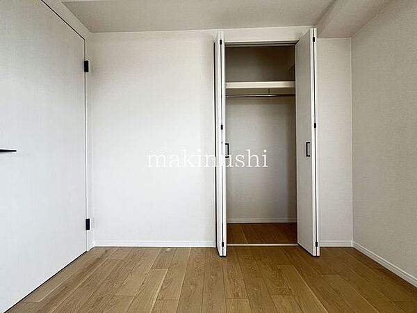 洋室にはクローゼットがあり、お洋服が整理できてお部屋が広く使えます♪