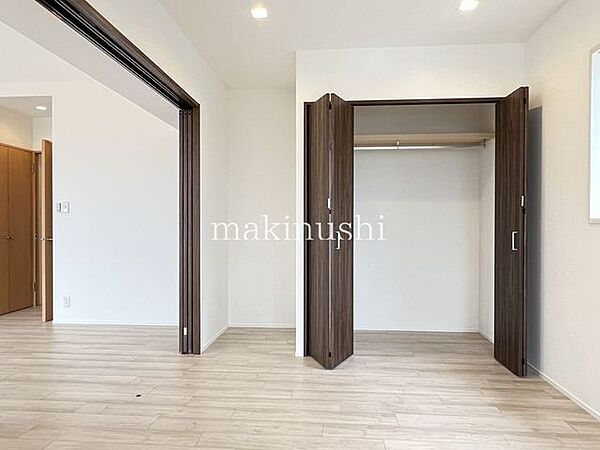 各居室にはクローゼットがあり、お洋服が整理できてお部屋が広く使えます♪