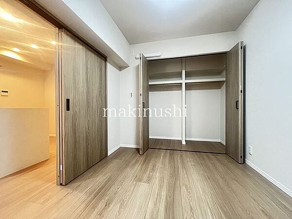 洋室にはクローゼットがあり、お洋服が整理できてお部屋が広く使えます♪