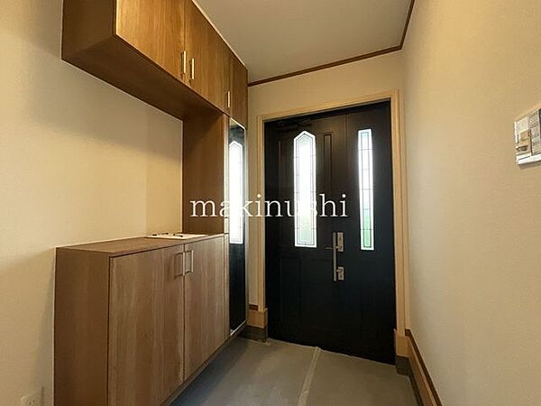 明るくキレイな玄関で気持ちよくお出迎え♪収納豊富な下駄箱付きなので、散らかりがちな玄関もスッキリ♪