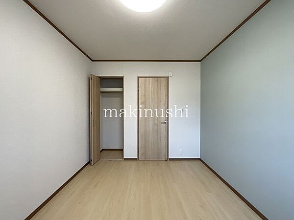 2階各居室にはクローゼットがあり、お洋服が整理できてお部屋が広く使えます♪