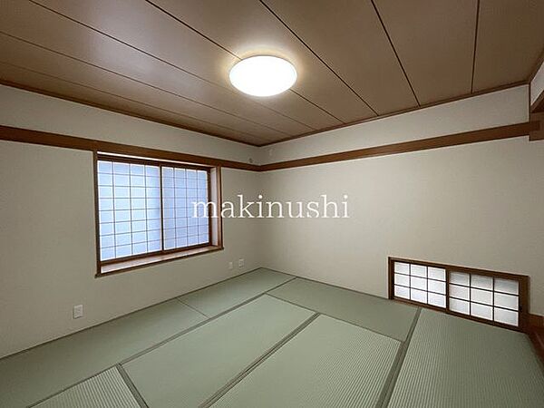 2面採光の明るい8帖の和室♪畳表替えをしていますので室内とても綺麗です♪
