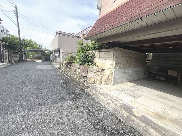 前道は幅員が約4.8ｍあります♪車通りが少ないので小さなお子様がいても安心です♪