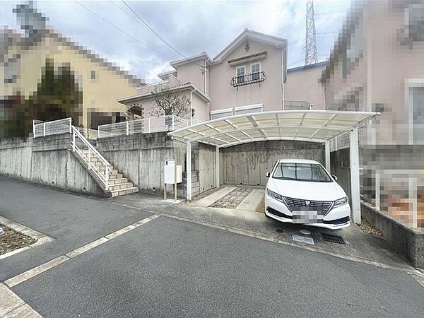 駐車は並列で2台可能♪カーポートも付いています♪