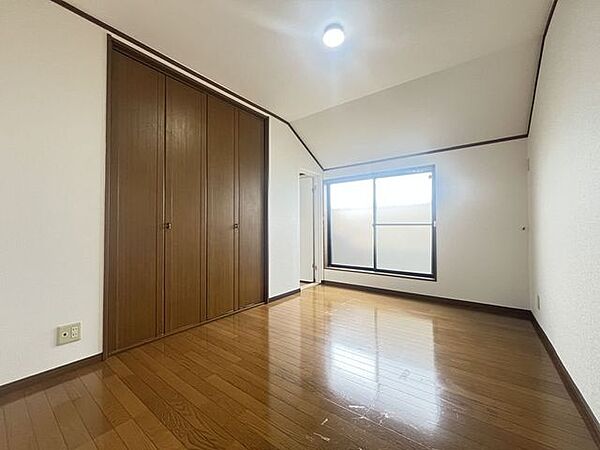 屋根裏にもクローゼット付きの約5帖の洋室がございます♪