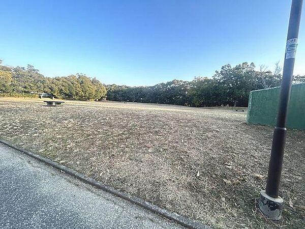 さつき野公園 徒歩26分。 2050m