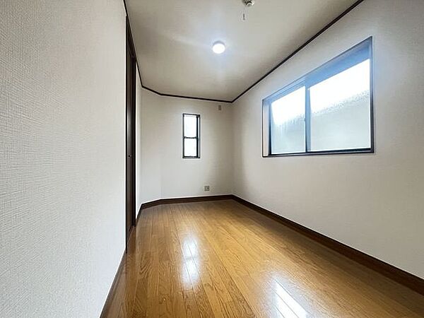 2階の約5.5帖の洋室♪2階各居室にはクローゼットがあり、お洋服が整理できてお部屋が広く使えます♪