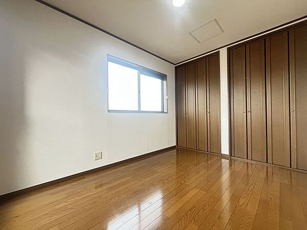 2階各居室にはクローゼットがあり、お洋服が整理できてお部屋が広く使えます♪