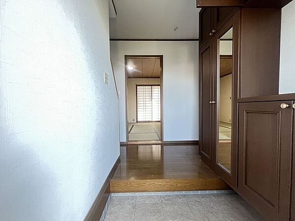 明るくキレイな玄関で気持ちよくお出迎え♪収納豊富な下駄箱付きなので、散らかりがちな玄関もスッキリ♪