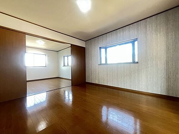2階の2面採光の明るい洋室♪8帖二間が続き間になっています♪