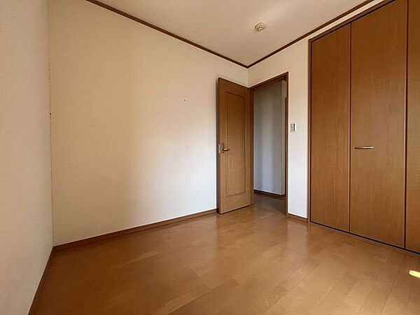2階各居室にはクローゼットがあり、お洋服が整理できてお部屋が広く使えます♪