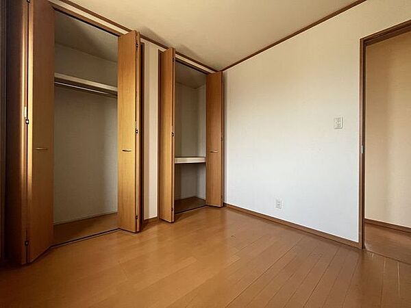 2階各居室にはクローゼットがあり、お洋服が整理できてお部屋が広く使えます♪