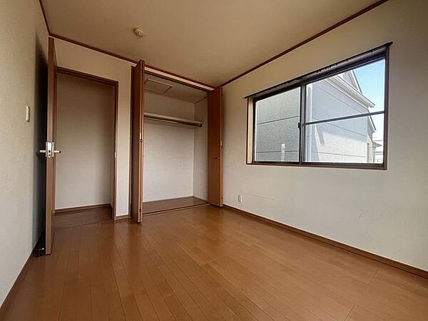 2階各居室にはクローゼットがあり、お洋服が整理できてお部屋が広く使えます♪