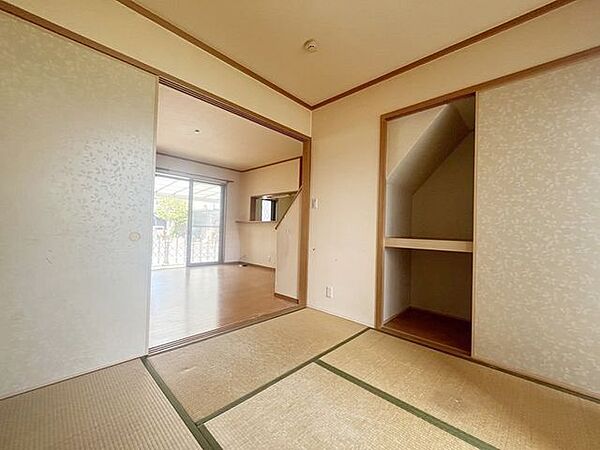 2面採光によりたっぷりの陽光を取り込む明るいお部屋♪畳表替えをします♪