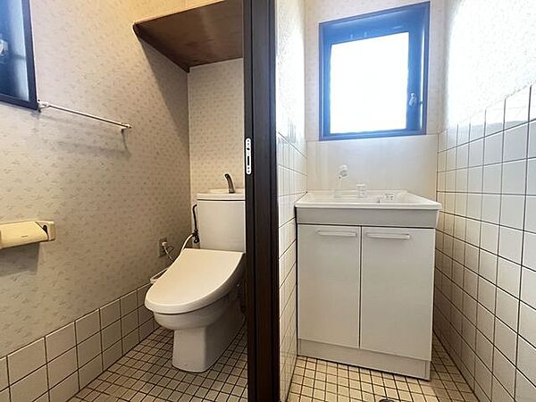 温水洗浄機能付き♪トイレは1階と2階にあるのでとても便利です♪手洗いスペースもあります♪