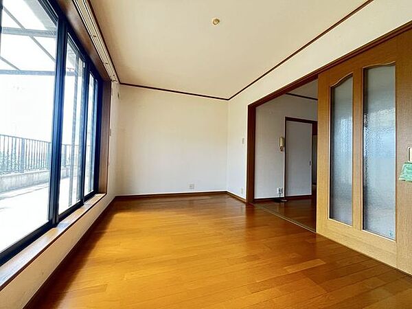 バルコニーに面した洋室は日当たり・通風良好です♪