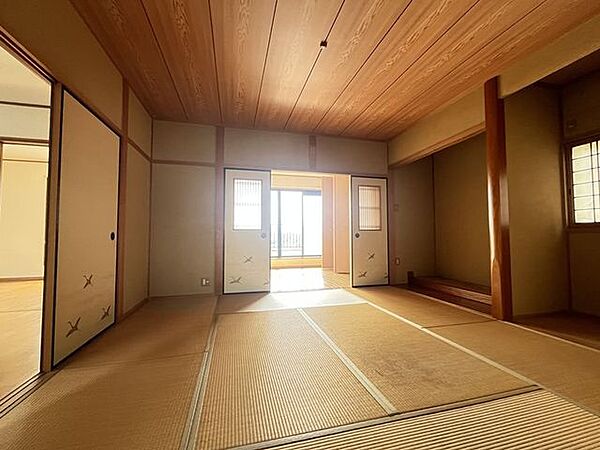 2階のお部屋は8帖の和室と4.5帖の洋室が続き間になっています♪