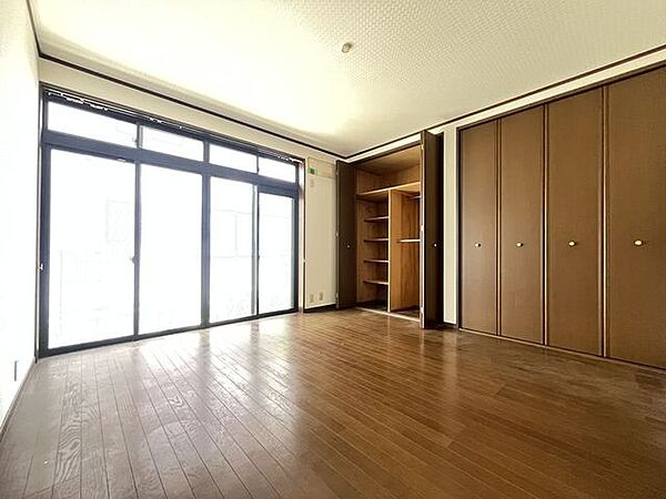 1階の8帖の洋室です♪クローゼットがあり、お洋服が整理できてお部屋が広く使えます♪